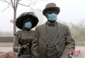 郑州雕塑戴口罩 空气污染指数持续最高级：严重污染