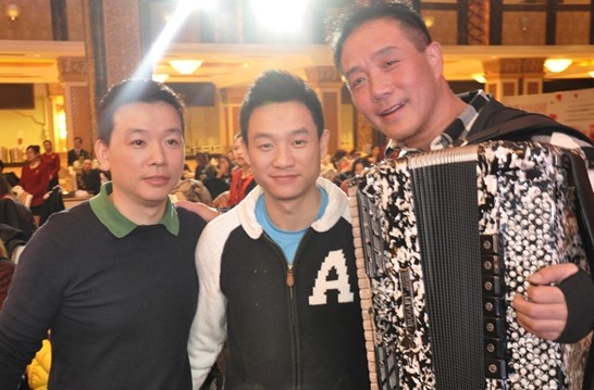 中国体操男队前国家队队长奥运冠军黄旭（左）、三枚奥运体操金牌得主杨威（中）、中国著名手风琴演奏家杨帆（右）为高力爱心平台慈善事业助力