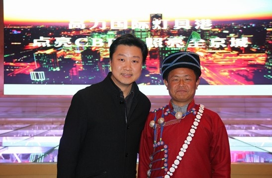 北京电视台新闻中心著名主播曹一楠向阿洛吉史校长了解一直关心着的凉山孤困儿童近期的学习、生活状况