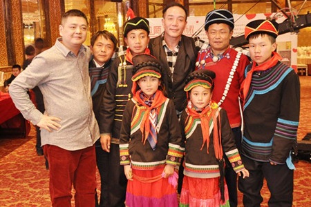 爱心活动发起人何汕（左一）与来自四川大凉山地区的彝族学生代表、学校老师们在一起