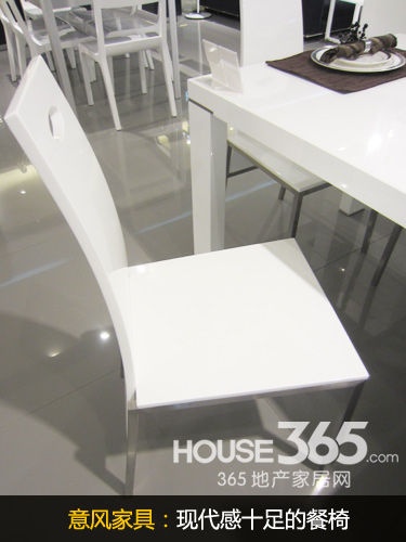 白色简约餐椅设计
