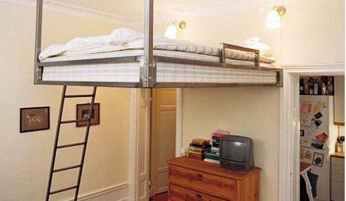如果家中的卧室十分狭小，将其床摆放在上方