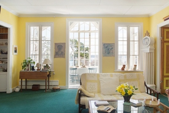 黄墙白窗四面采光 碎花壁纸打造美式两居(图)