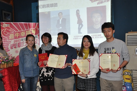 蒙牛乳业代表刘馨蔚（左一）为团长颁发优秀团长证书