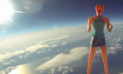 充气娃娃飞3万米高空被地心引力撕碎拉回地表