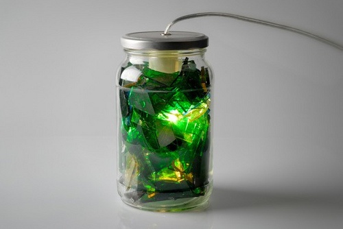 创意的废物利用 装满碎玻璃的玻璃瓶灯