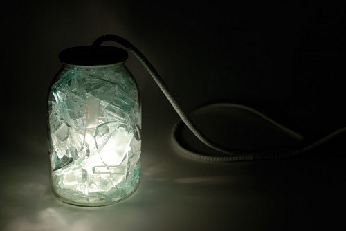 创意的废物利用 装满碎玻璃的玻璃瓶灯