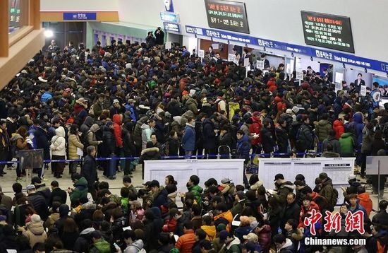 韩国春运场面火爆 火车站人满为患“抢”车票