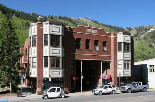 美国科罗拉多州特柳赖德(Telluride)的这幢建筑曾是慈善互助会中心(Elks Lodge)，它的一部分已经改建为面积逾570平方米的豪华公寓。