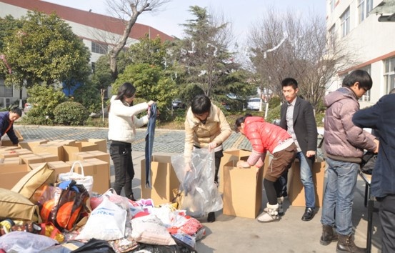 图为贝尔地板员工对捐款物资进行整理打包准备邮寄给舟曲的孩子们 