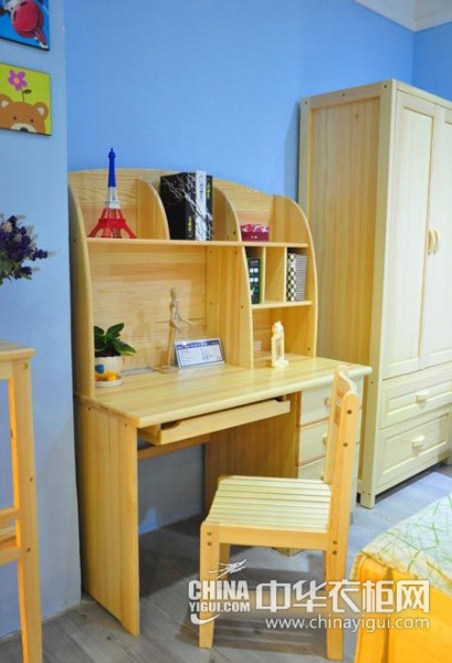 纯朴气息的松木儿童书桌