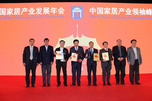 东鹏董事长何新明（右三）获2013年度“大雁奖”中国家居产业功勋领袖殊荣