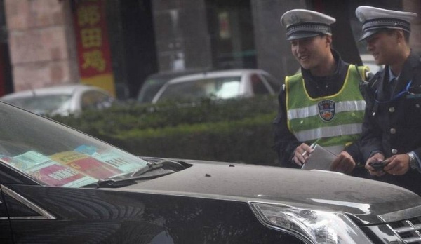深圳现“史上最多通行证车”无牌豪车 长期违停路边