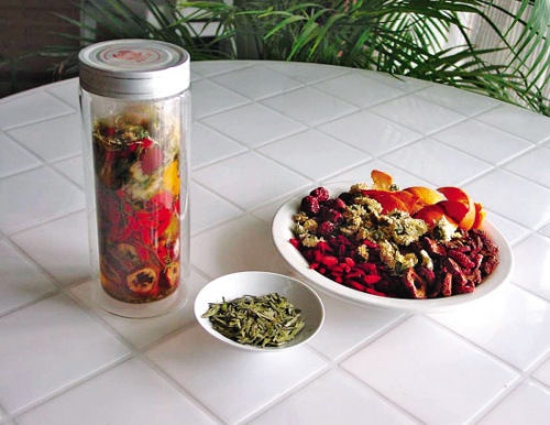四红茶 　取枸杞子、金丝小枣、橘皮、生山楂这四样“红色”药材煮成茶。每天多次饮用。