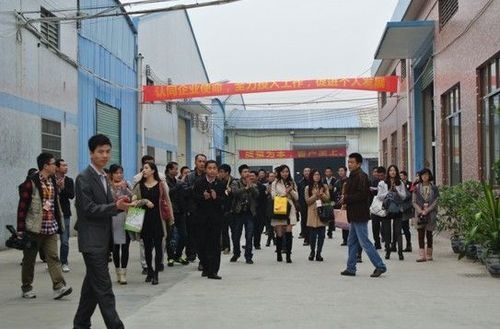 生产经理陈华（原诗尼曼厂长）带领媒体和嘉宾朋友参观工厂