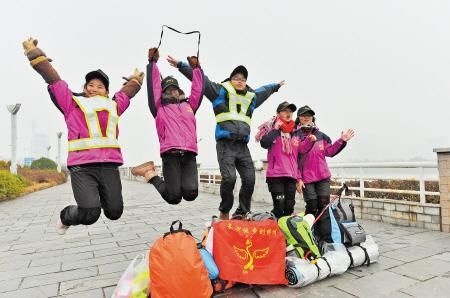 昨日，黎皇和他的队友们意气风发地在湘江边合影。这次“游子行”将为他们的青春添上一抹亮色。