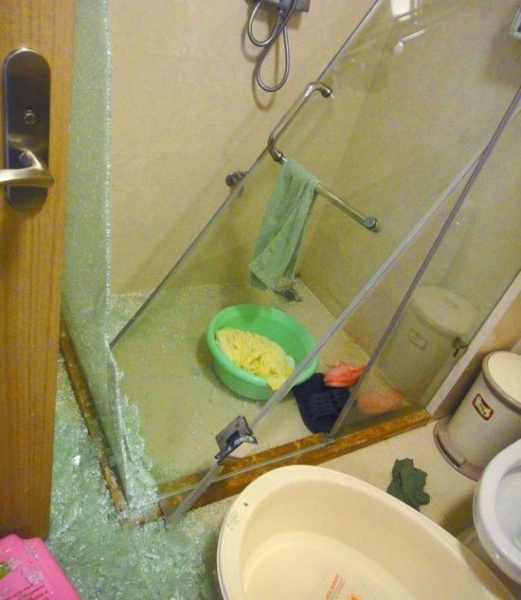 淋浴房的一侧玻璃门几乎全碎了。市民供图