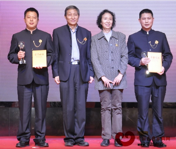 明堂红木总经理张向荣(左一)入选“2013年中国红木家具行业十大风云人物”，并与颁奖嘉宾合影