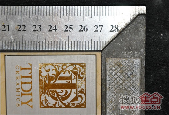 特地埃及米黄瓷砖直角度测量
