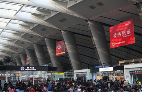 图为：高铁『北京南站』候车厅吊旗广告实景