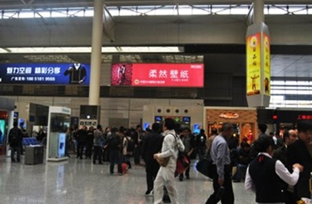 图为：高铁『上海虹桥站』候车厅灯箱广告实景