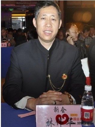 新会古典家具城总经理林伟华出席第四届红木总评榜颁奖盛典