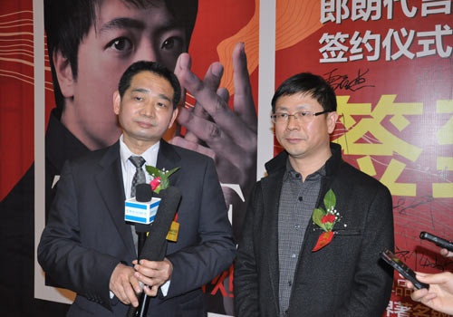 箭牌卫浴董事长谢岳荣（左一）箭牌卫浴事业部总经理严邦平（右一）
