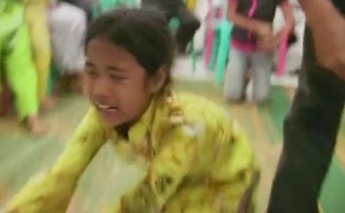 《我是杀人魔王》截图：印尼华人女孩为被杀的父母悲泣