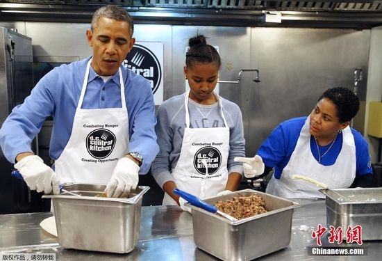 奥巴马变身“大厨”烹饪美食