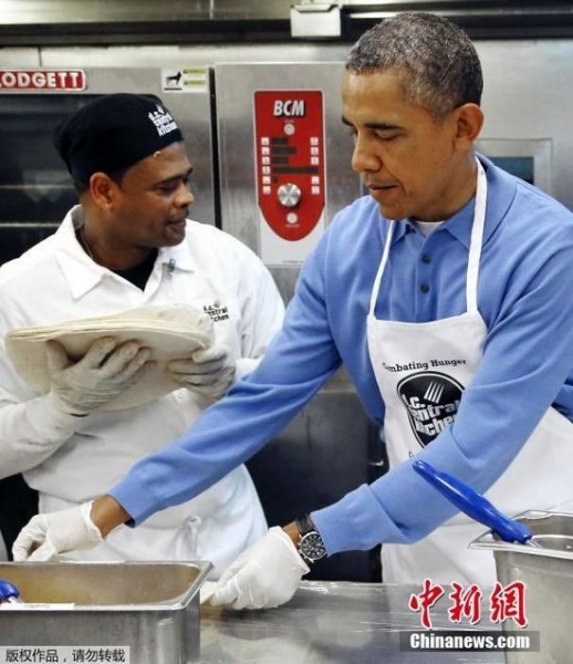 奥巴马变身“大厨”烹饪美食