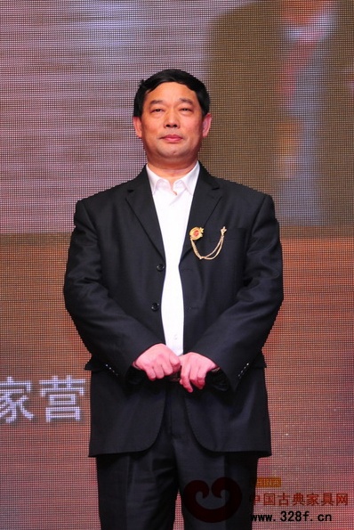东阳红木家具市场总经理刘春林荣获“2013年中国红木家具行业杰出职业经理人”