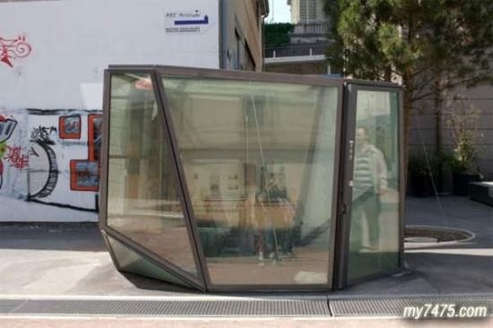 街头的透明公厕 你敢上吗？