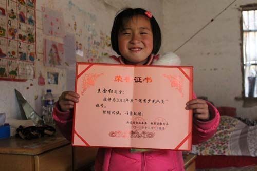 爱至山区 模家具捐助9岁女孩撑起一个家
