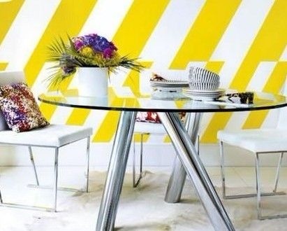 斜条纹的黄，还带上粗细的变化，拥有强烈的视觉冲击。玻璃 餐桌 与独特的 椅子 ，传统节日的另类表现。与双方父母吃完饭后，初二的晚餐小夫妻两可以单独的平常啦。
