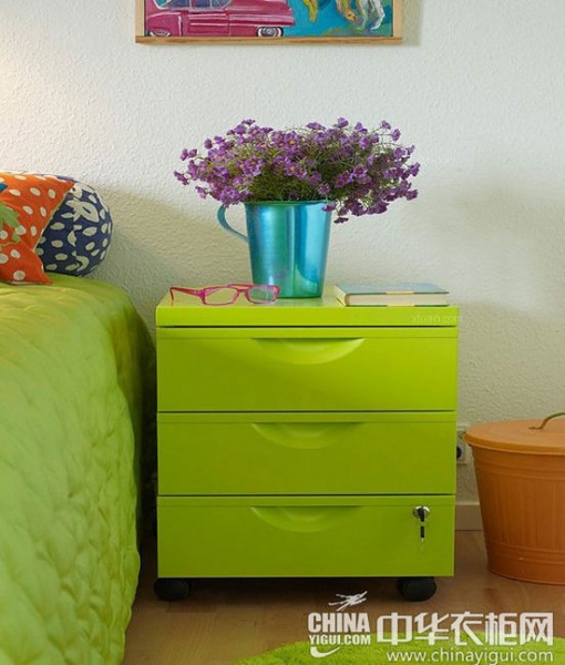 女生卧室单品推荐 靓丽颜色床头柜为空间添活力
