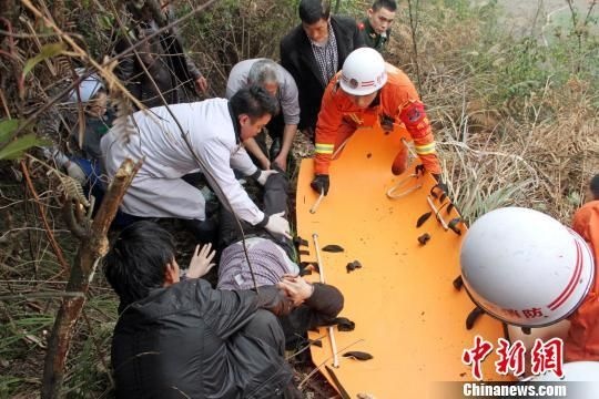 重庆黔江一游客翻越围栏拍照坠落百米悬崖（图）