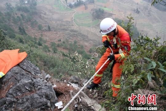 重庆黔江一游客翻越围栏拍照坠落百米悬崖（图）