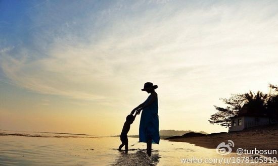 孙俪晒一家四口幸福家居照