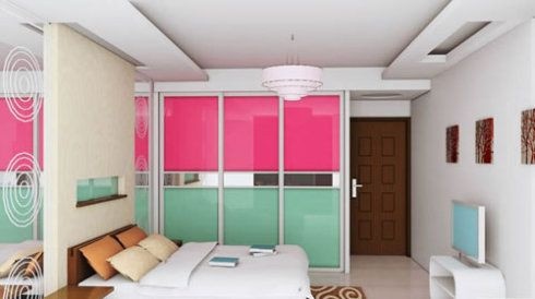 粉红和淡绿的衣柜为卧室增添了色彩，镜面的墙壁扩大了空间感。