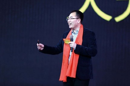 四季沐歌总裁李骏正在做《大时代·大变革·大品牌·大未来》的主题演讲