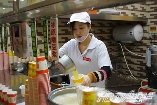 华中科技大学食堂一楼豆浆店的一位女店员，学子称她“比豆浆还白”，甚至赞她是“豆浆西施”，清纯程度不亚于“奶茶妹妹”