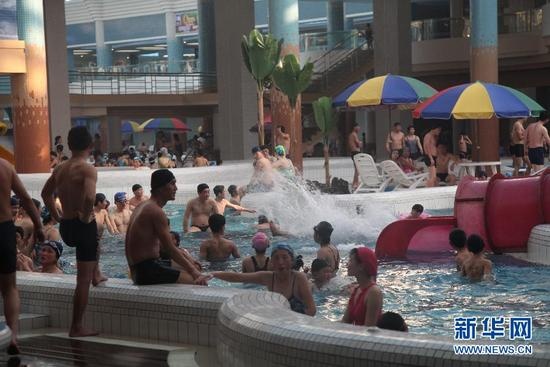 朝鲜人民最爱的超豪华水上乐园 市民穿泳衣畅玩