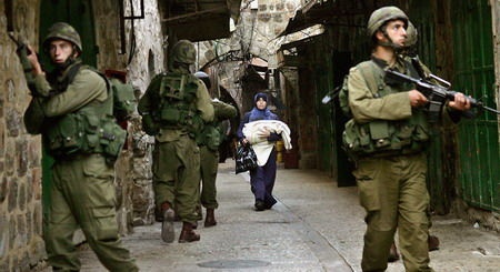 以色列士兵的卧室竟放着大量毛绒玩具