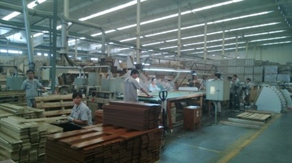  拥有着世界上先进的三层实木地板生产线的厂房 