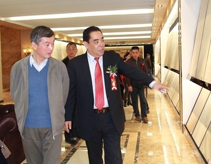 中国建筑卫生陶瓷协会秘书长缪斌（左一）在万利董事局主席吴瑞彪陪同下视察新品