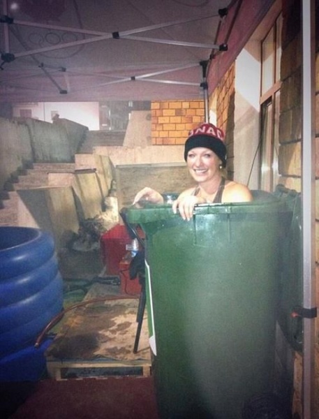 加运动员索契垃圾桶做浴缸泡澡