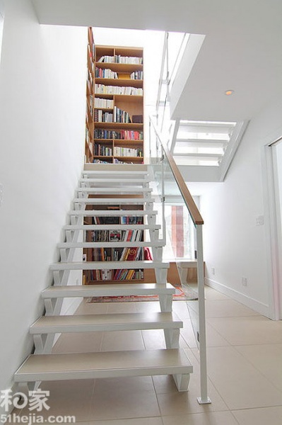 温馨复式楼梯间改为书房 创意挖掘空间大潜能