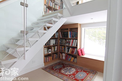 温馨复式楼梯间改为书房 创意挖掘空间大潜能