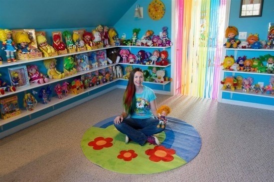 女子将自己家布置成“彩虹仙子”卡通博物馆
