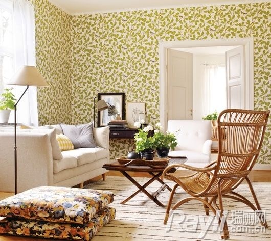 舒雅室　小树叶图案的苔绿色壁纸让空间充满自然生机